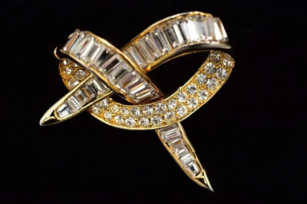 Vintage Crystal Heart Pretzel Knot Pin Brooch Baguette Rhinestone Gold 1980s 9B